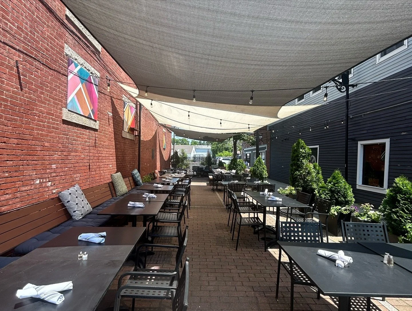 Love having @revolutiontaproomnh as our neighbor! Grab a cocktail or bite in their lovely outdoor seating area! They even have their own herb garden🌿🍹🍔☀️