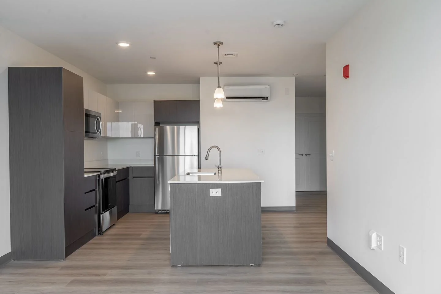 AVAILABLE NOW: the 2-bedroom, 1-bathroom layout at The Howard! This layout boasts an open floor plan with a spacious living room and floor-to-ceiling windows, providing optimal natural light ✨