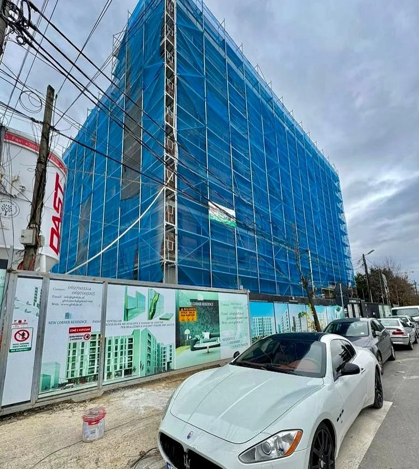 Puna nuk ndalet kurr&euml;! Nj&euml; dit&euml; e re, nj&euml; projekt i ri - nd&euml;rtimi i nj&euml; godine t&euml; re q&euml; p&euml;rshkon hapat drejt realizimit t&euml; planit. #Nd&euml;rtimPandalim #ProjektiIRi 🌟🏗️
#SkelaFlex 
#skela #ndertim 