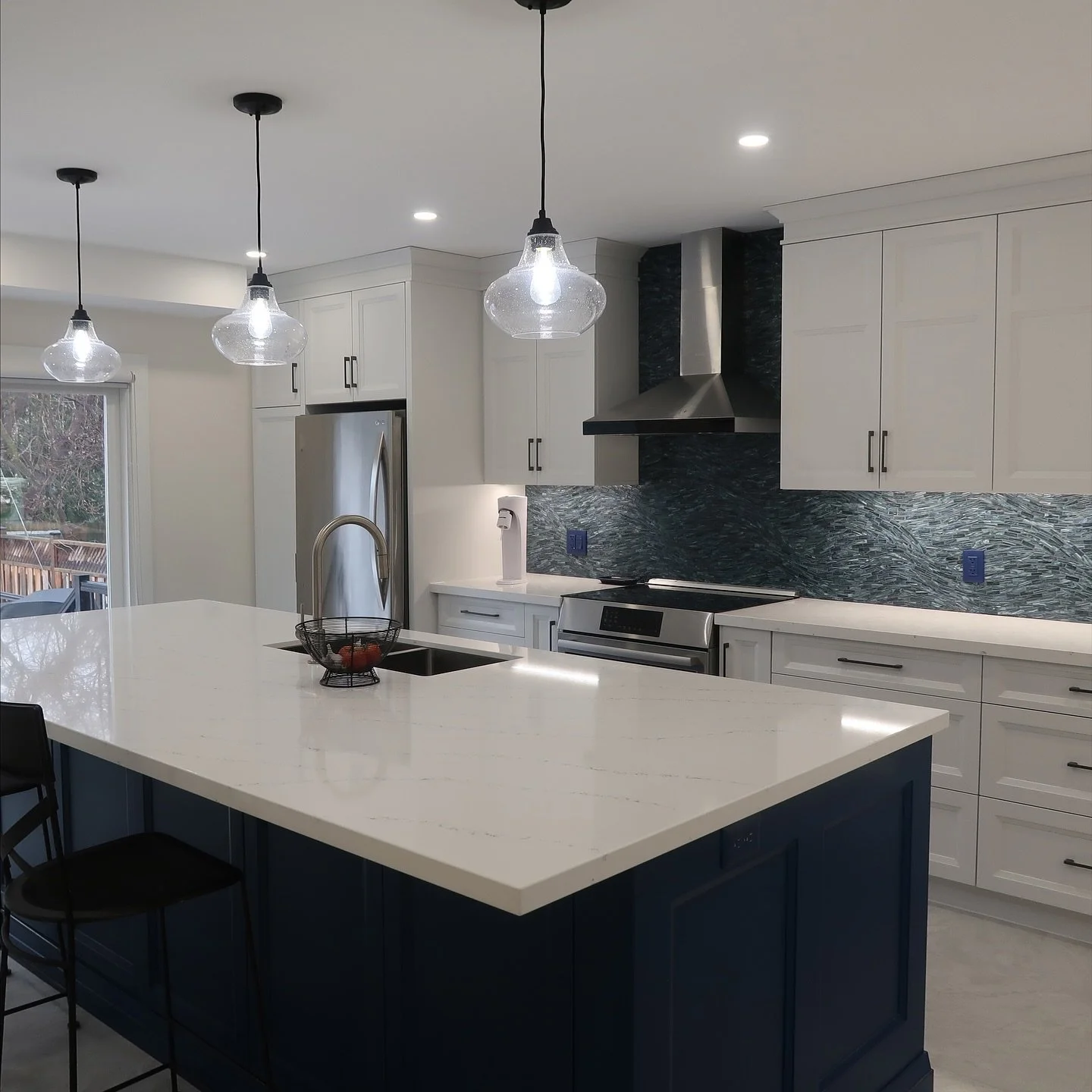Wrapping up this home reveal with the kitchen, the space where it all came together. Our client shared a stunning ocean painting that instantly set the tone, inspiring the rich blues in the coastal backsplash and subtly threading through the rest of 