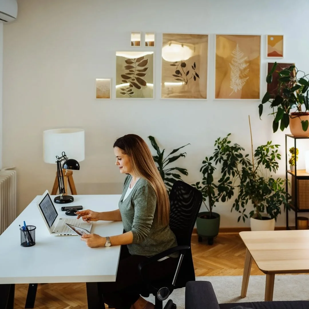 Hybrid work is here to stay, but so are the challenges it brings!
Burnout in the hybrid work era is real, but it doesn’t have to be your reality. From balancing flexibility to protecting your mental well-being, we’ve got tips to help you