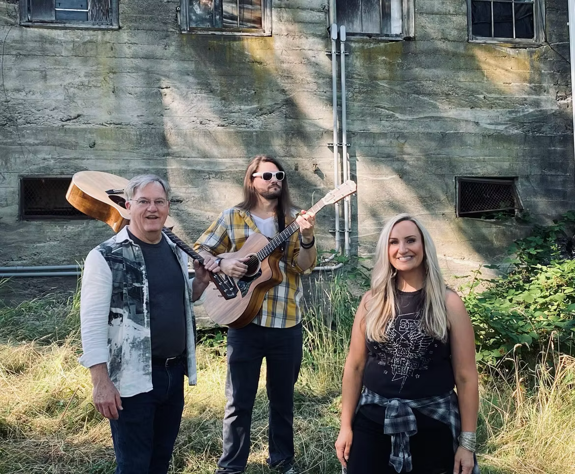 WOODINVILLE FRIDAY LIVE MUSIC FEATURING Outside The Lines Trio