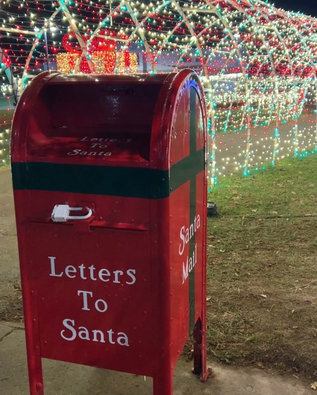 Merry Christmas and Happy Holidays! Wishing you a warm and joyful holiday season ❤️ #carltonbusinessassociation