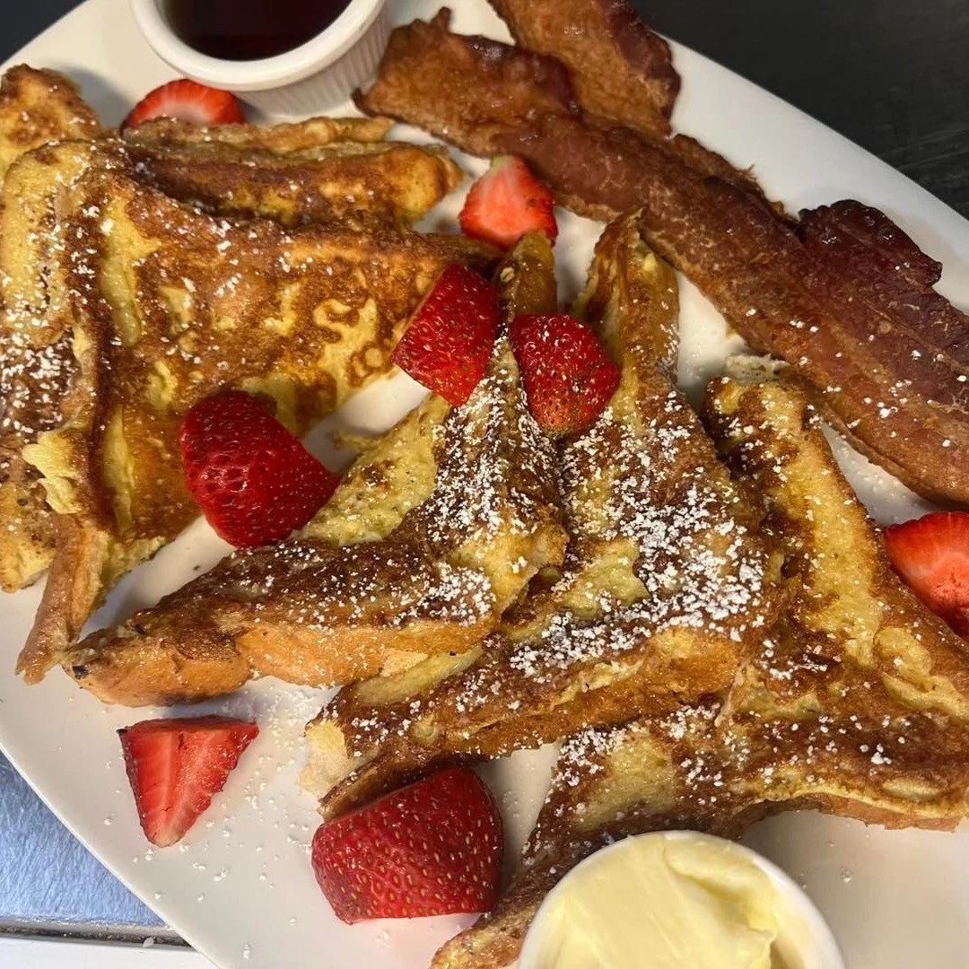 Wake up, it's time for brunch! 🥓🥞 

The Horse Radish: All day,  starting at 10:30 am
Carlton Bakery: 8:30-11:30 am (quiche served all day)
Bling Pig: Starts at 9:30 am
Carlton Corners: Starts at 7 am
Common Grounds Espresso: great for grab &amp; go