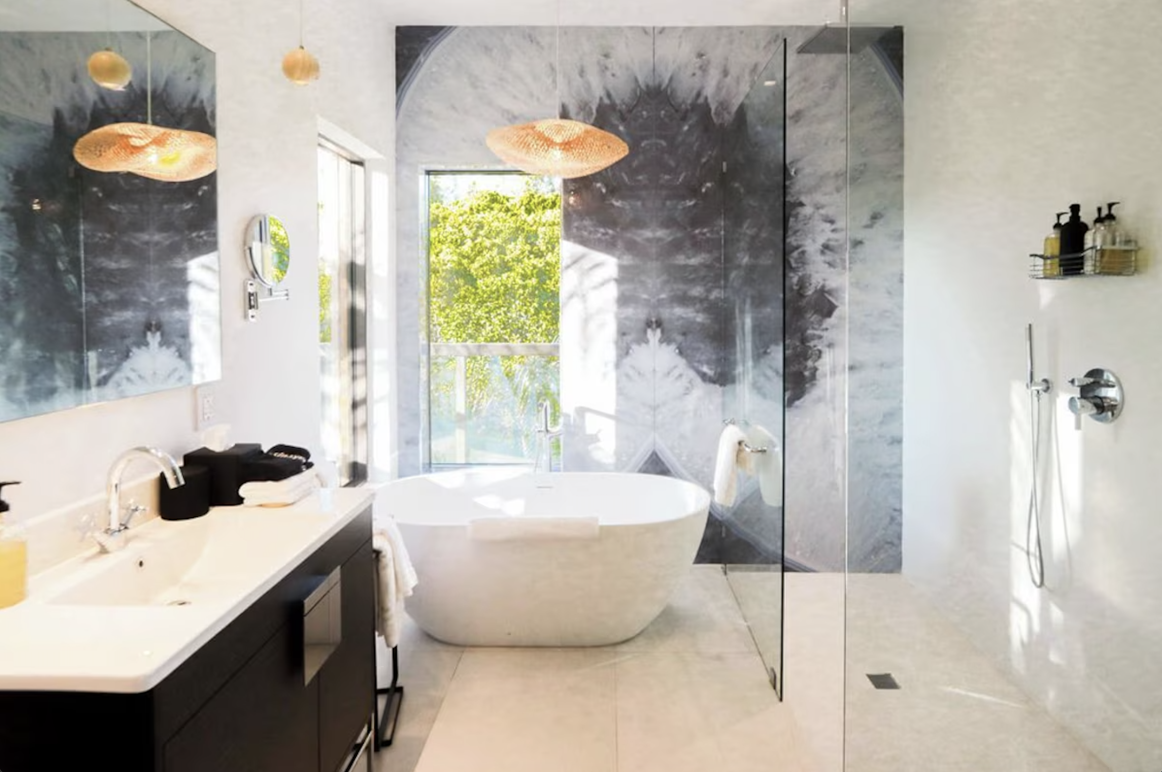 Bathroom With Tub.jpeg