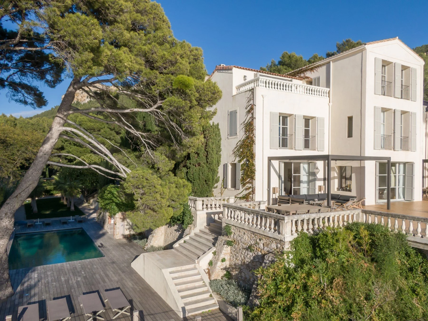 villa-luxe-cassis-vue-cote.jpg