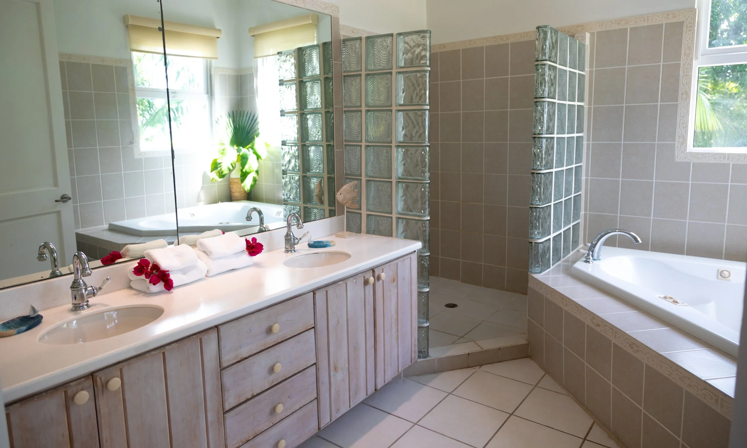 THE WHITE HOUSE FIRST FLOOR 2020-19.jpg