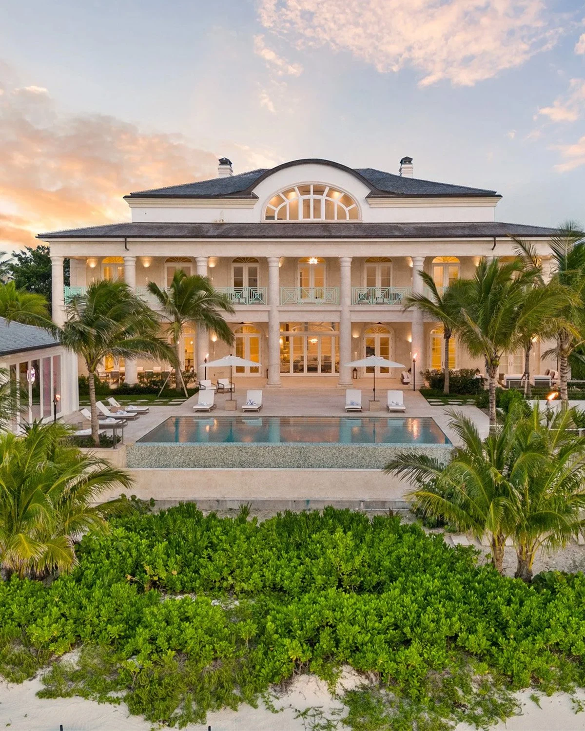 Stunning villa in Old Fort Bay, Bahamas. on the beach. - Water's Edge Villa