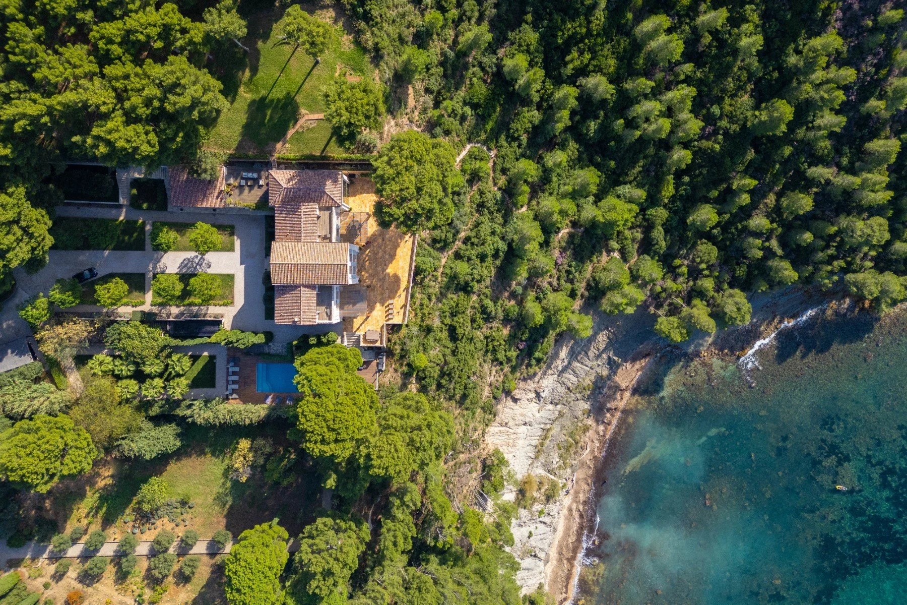 villa-luxe-cassis-drone-vue-haut.jpg