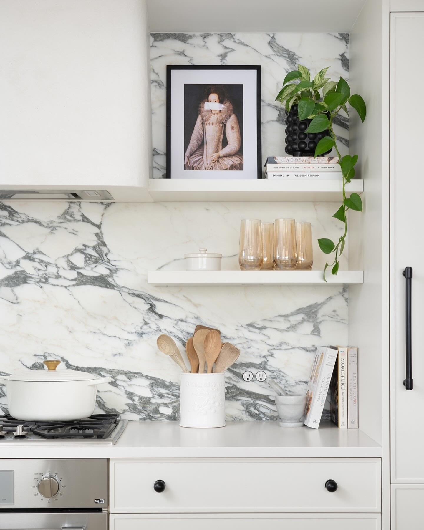 very excited to share this chic, sleek, warm and welcoming project. one of our favourite kitchens to date with a bold arabescato corchia marble backsplash and custom bespoke details throughout including a built-in beverage fridge stocked with champag