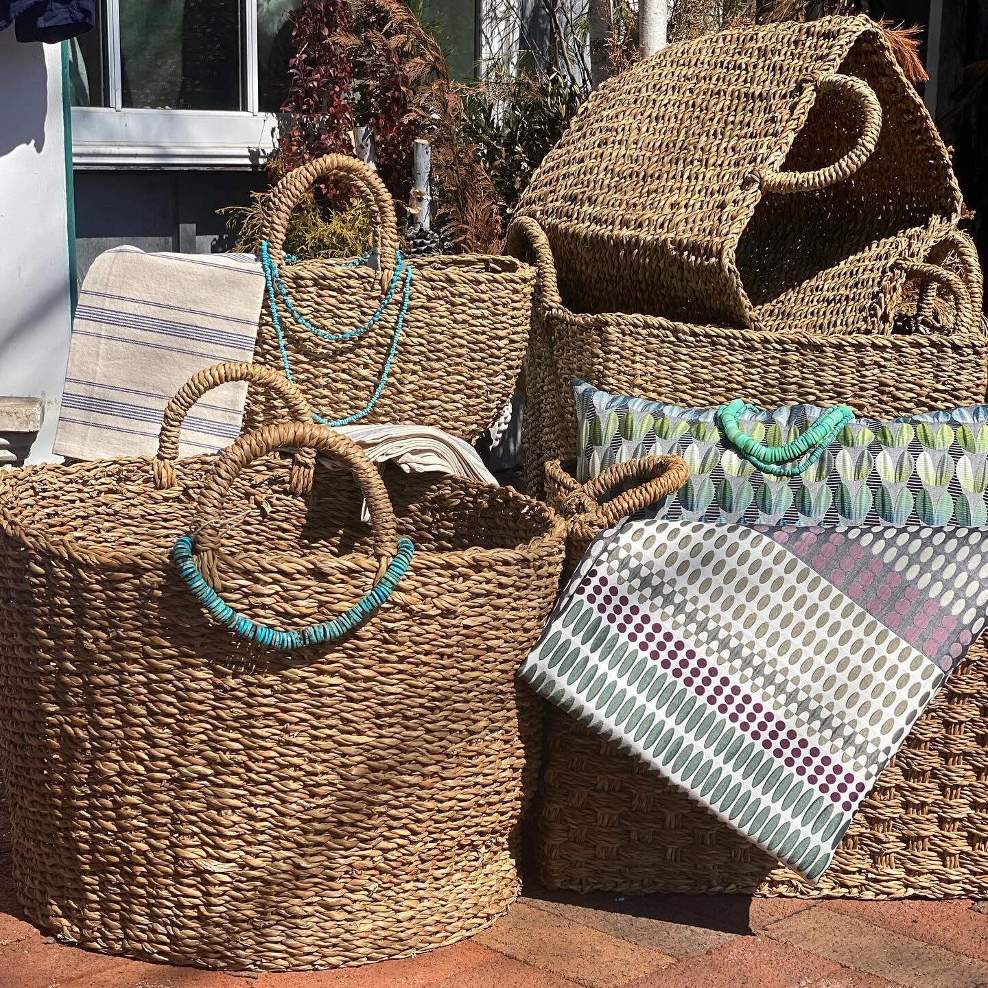 Happy Spring☀️. Time to get organized, switch out winter items and bring some texture in! New collections have arrived in the shop! 

#baskets #organization #spring #handwoven #artisan #africa #naturalgrasses #beautifulstatement #springgoals #smallbu