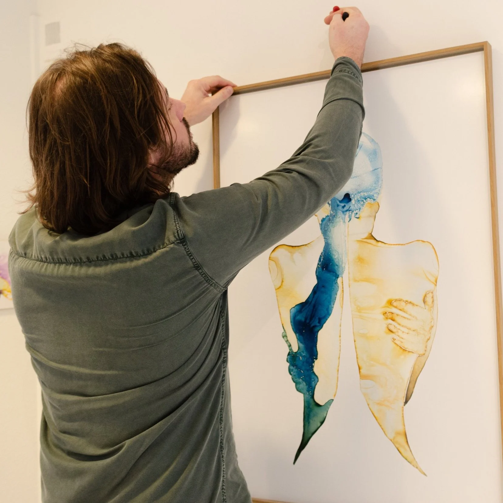 DÜRVE gallery offers you a testing period. We will deliver and hang the chosen artwork so you can find out if it fits in your room and life. The testing period is two weeks.