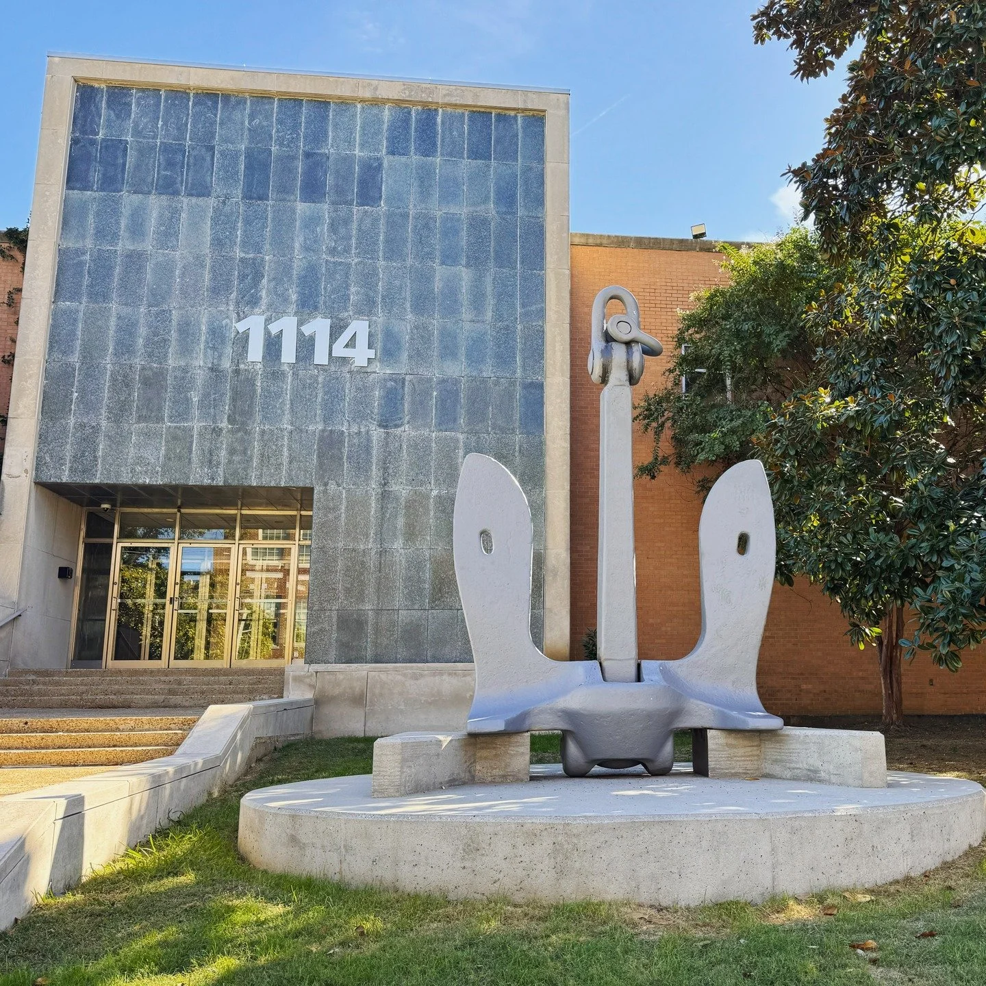 Original anchor from the decommissioned USS Vanderbilt has a new home on the VU Campus. @studiotopography had a blast working with Navy ROTC to give this memorial a place of honor.

#vanderbilt 
#vanderbiltuniversity
#rotc 
#landscapearchitecture 
#l