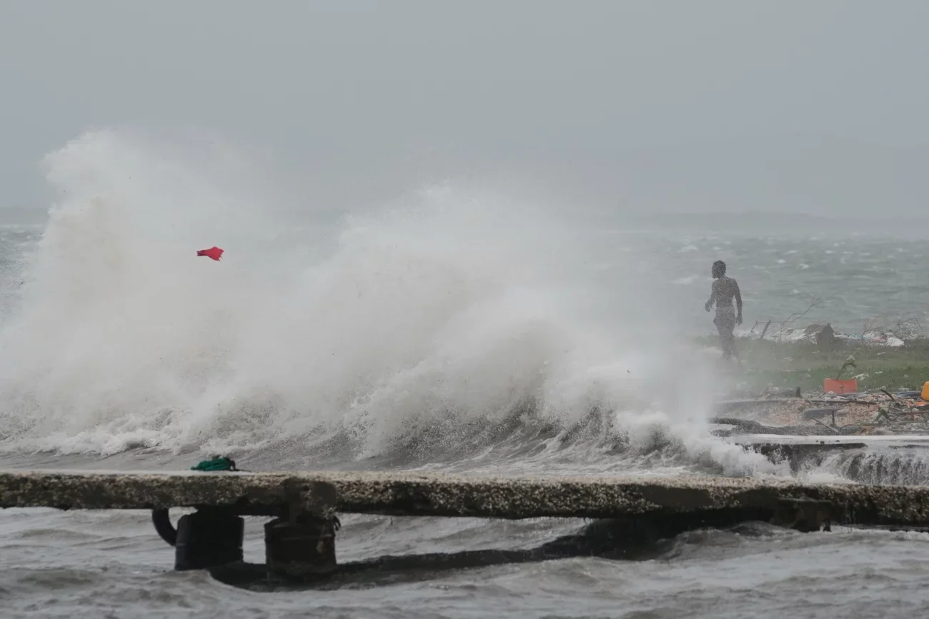 Strongest in 174 Years: Melissa Slams Jamaica, Life-Threatening Surge and Wind