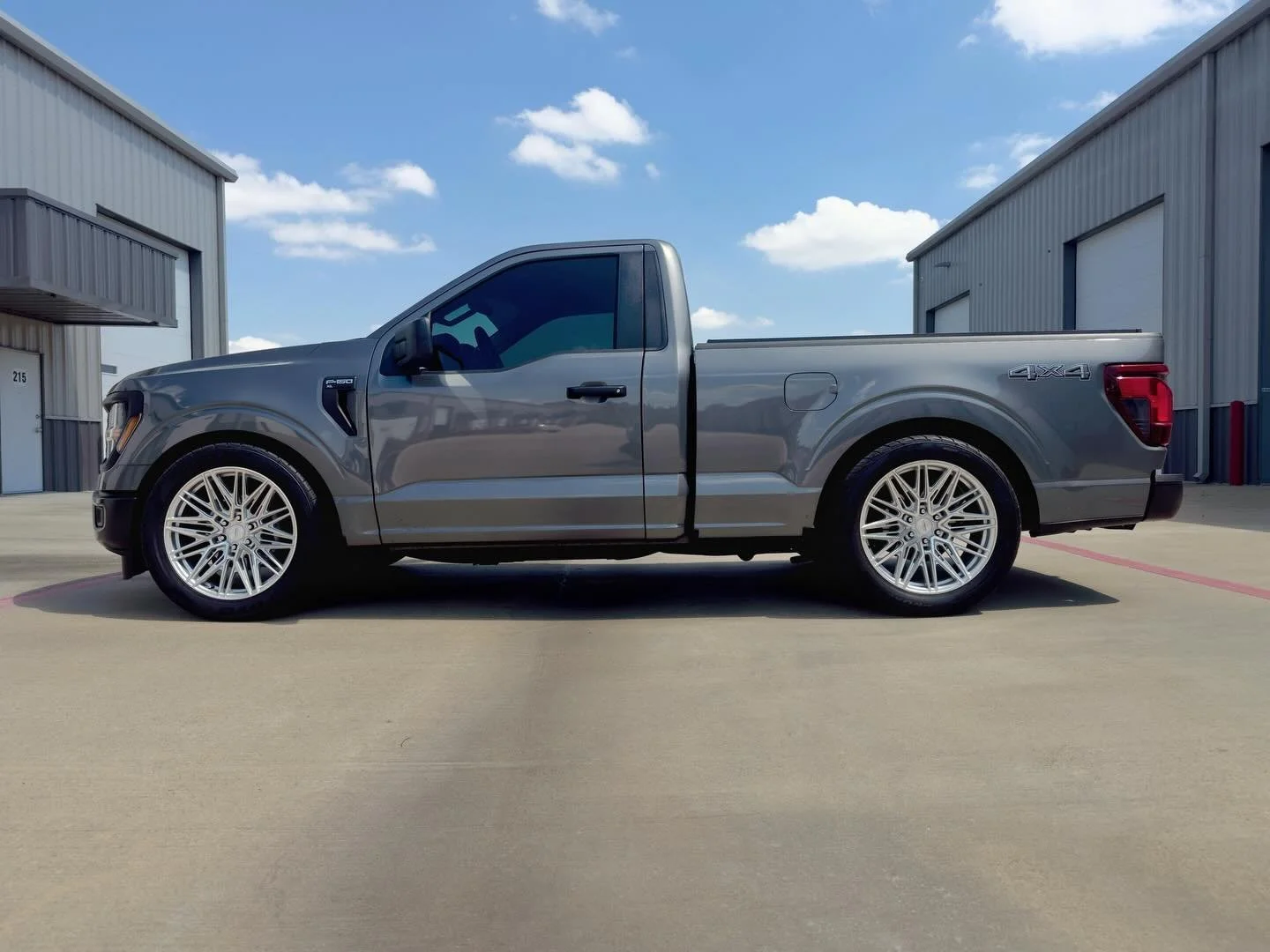 2024 Ford F150 with the @ridetechsuspension 3/5 performance kit and helper bags, sitting on some 22&rdquo; @vossen HF7 wheels.