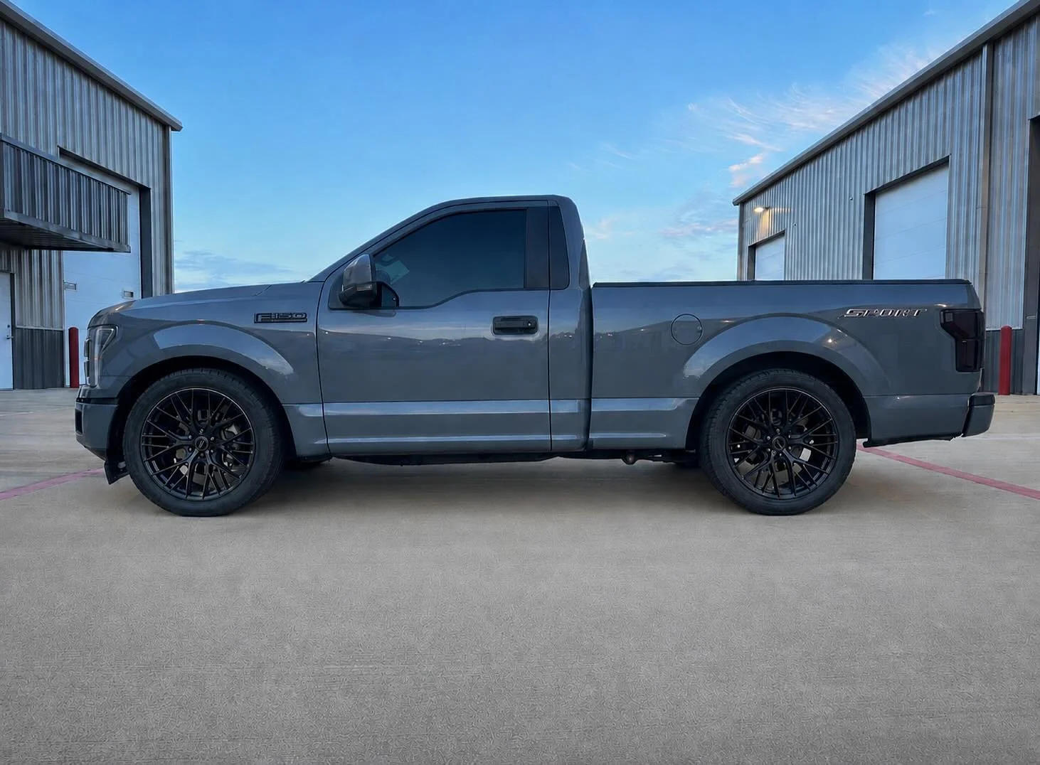 2020 F150 with a hybrid kit of @belltechsuspension coilovers and @ridetechsuspension upper arms and rear shocks. Paired with some @velgenwheels 22&rdquo; VFF-12.