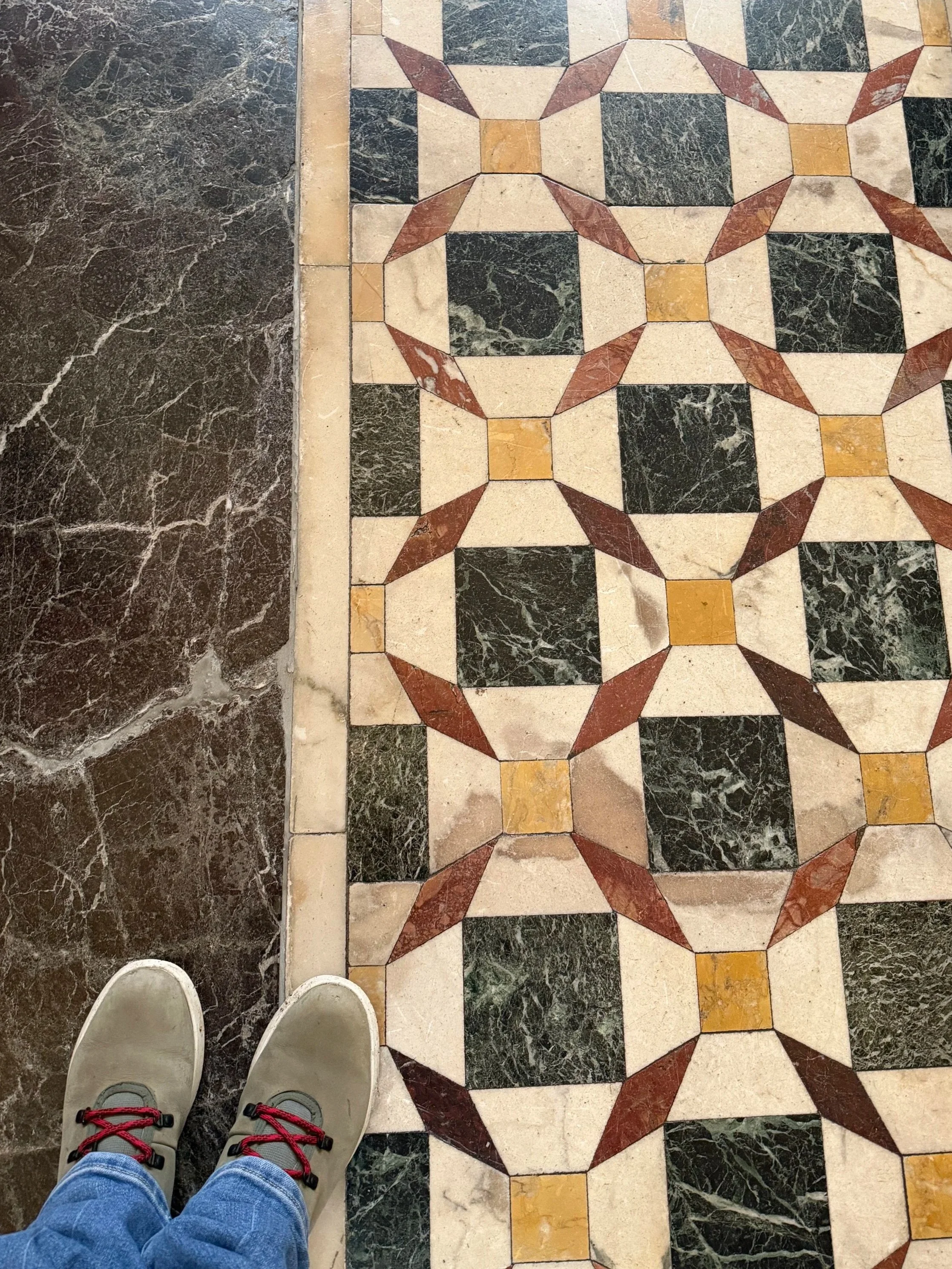 Floor tile patterns mimicking shoe laces