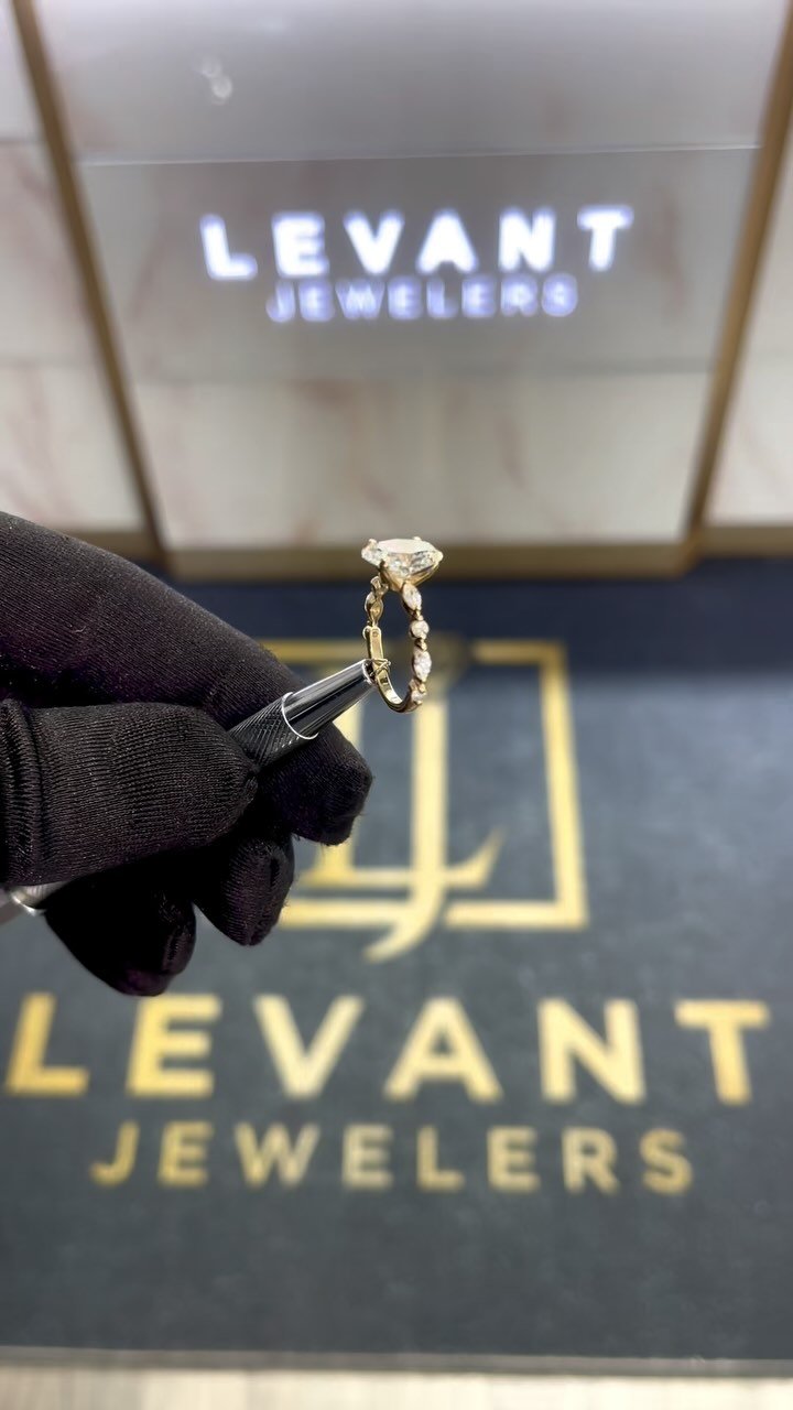 Designed to dazzle from every angle. A 2-carat oval paired with a band of alternating shapes for the perfect mix of modern and timeless 💍
#engagementring #engagementringideas #engagementringinspo #ovaldiamond #lehighvalleypa