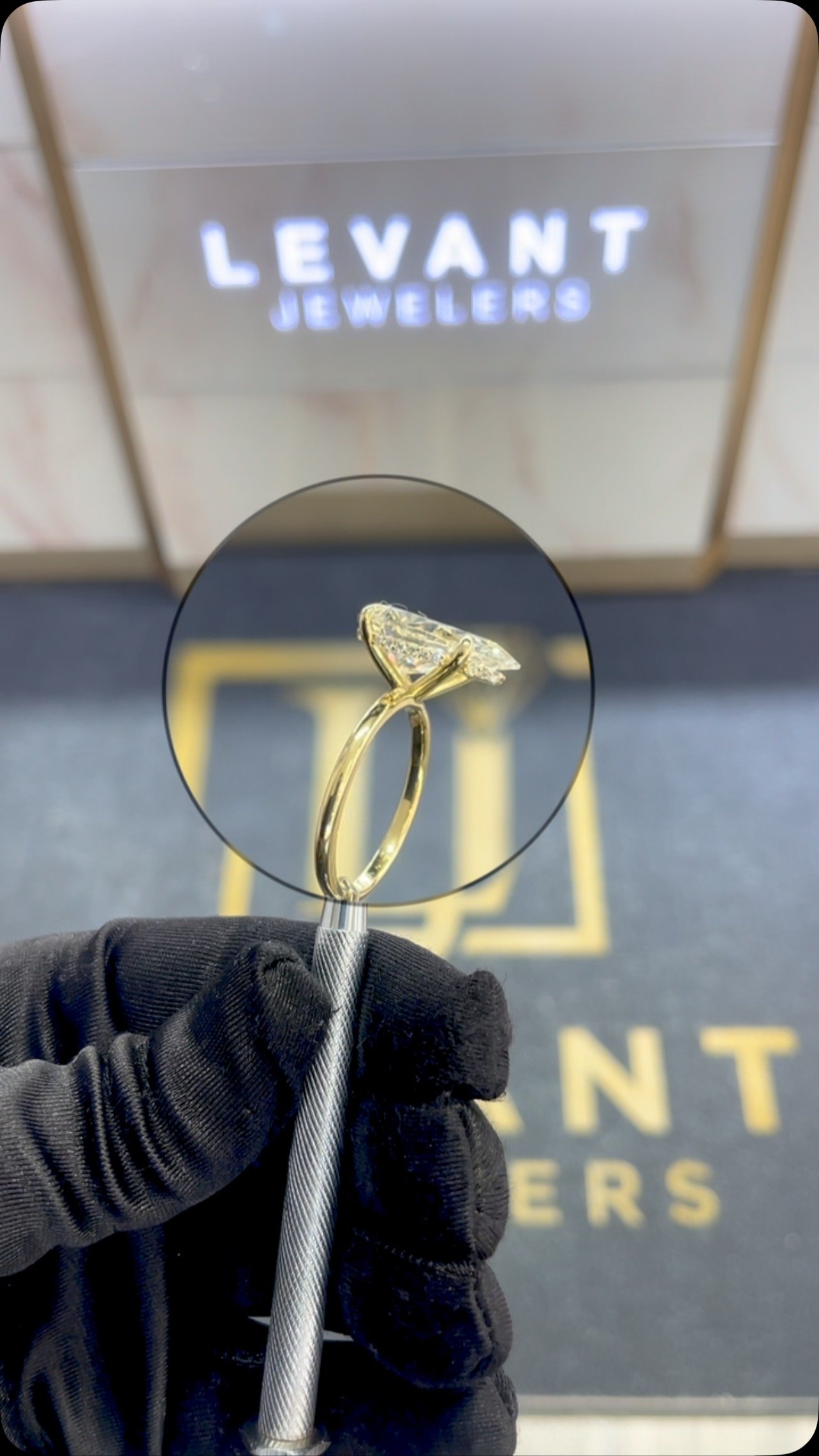 A design as unique as your love story — featuring a 4 carat pear-shaped diamond with claw-shaped tip prongs and a diamond-lined gallery 💍
#engagementring #engagementringideas #engagementringinspo #18karat #pearshapediamond