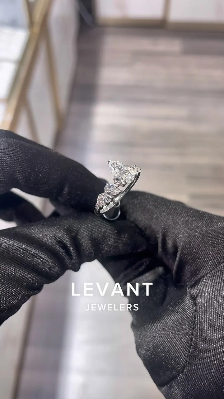 A pear-shaped stunner set in white gold, with pear and round diamonds dancing down the band - elegance with a twist 💎
Start your custom engagement ring design today! ✨
#diamonds #engagementringideas #vengagementrings #engagementringinspo #engageme