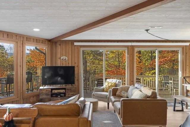 Watch+the+mountains+from+sunrise+to+sunset+and+beyond+with+an+almost+panoramic+view. Medium.jpeg