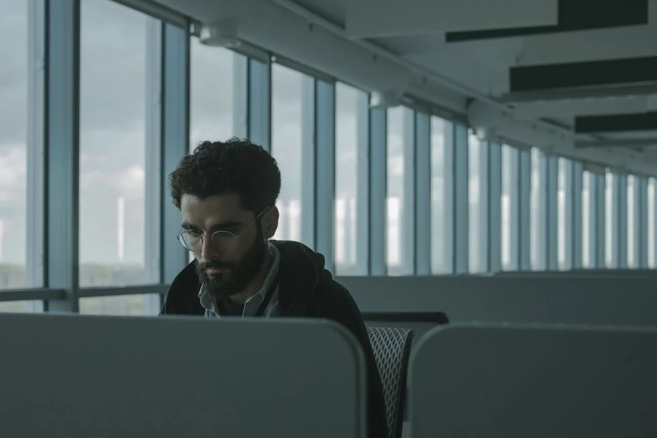 man-sitting-at-an-airport-lounge