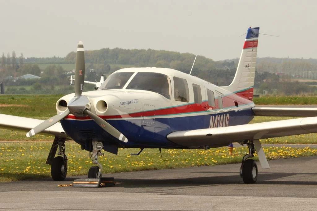 D12-587 (N414AG).jpg