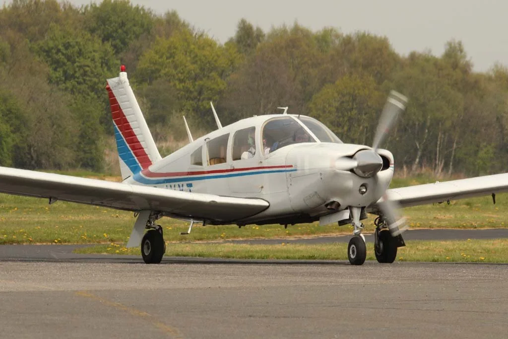 D12-590 (G-AVYT).jpg