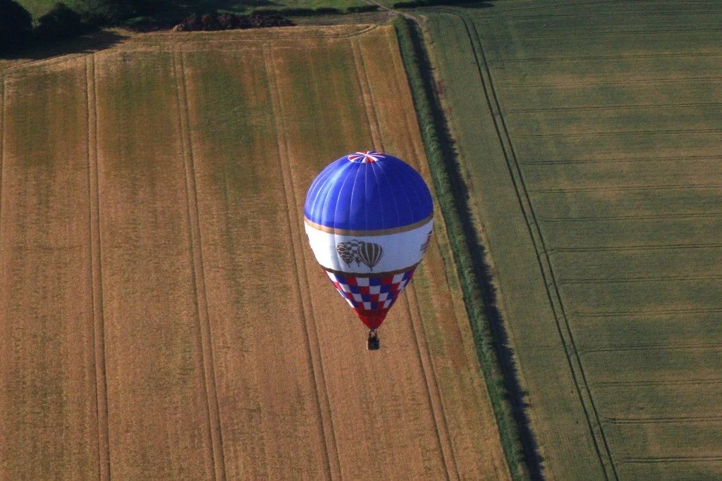 D4-405 (1) (G-CFNB).jpg