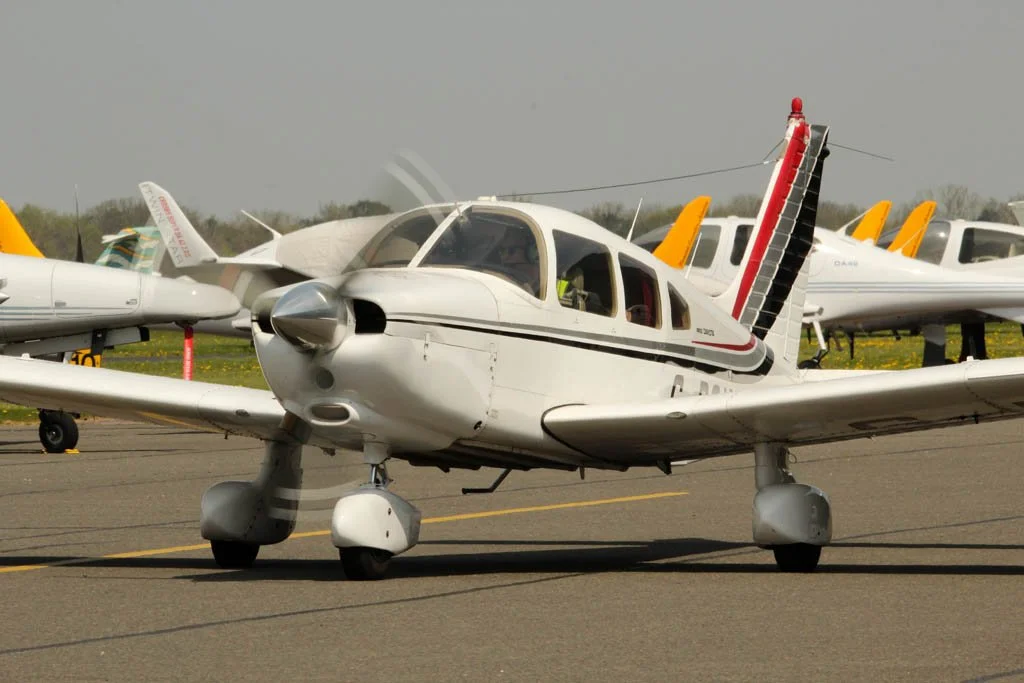 D12-825 (G-BGXS).jpg