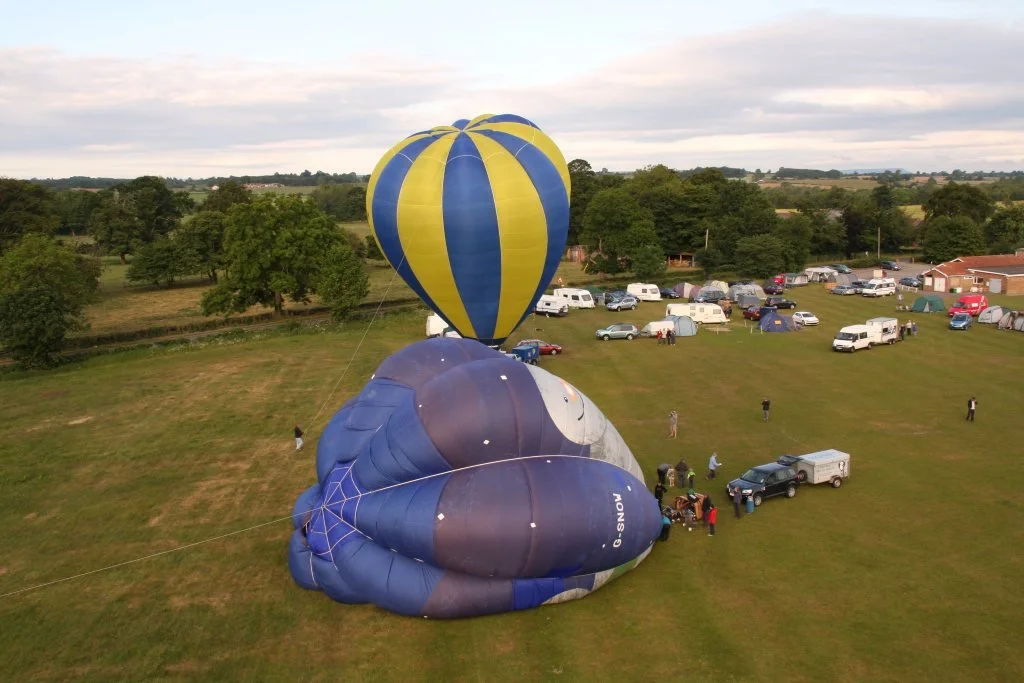 D7-320 (G-SNOW_G-BVDB)