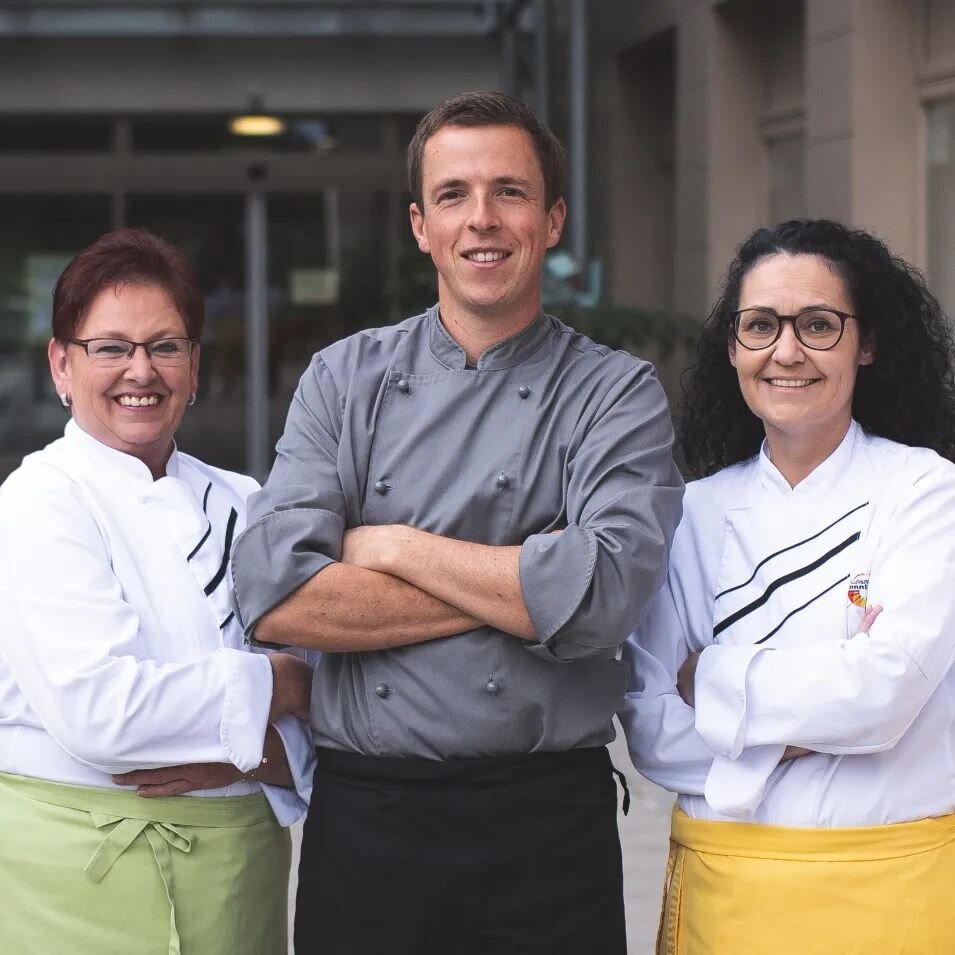 &quot;Liebe geht durch den Magen&quot; 

Unser K&uuml;chenleiter Thomas und sein 9 k&ouml;pfiges Team zaubern jeden Tag und &uuml;berraschen unsere Bewohnerinnen und Bewohnern immer wieder mit K&ouml;stlichkeiten.
Hier ein kleiner Einblick.

#foodlov