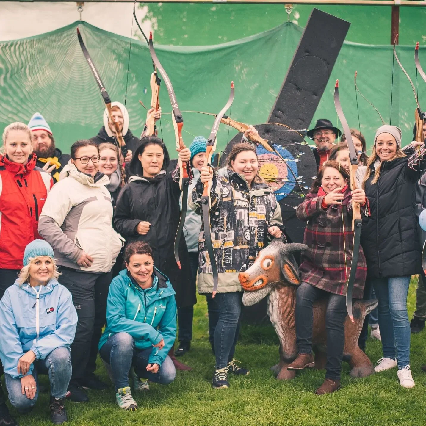Team-Tage-2022
Hier ein paar Einblicke von den Teamtagen. Wir durften einen ganzen Tag am Erlebnishof von &quot;Lust am Leben&quot; in Steinerkirchen verbringen und uns im Bogenschie&szlig;en  &uuml;ben, mit einem Babyschweinchen kuscheln und haben u