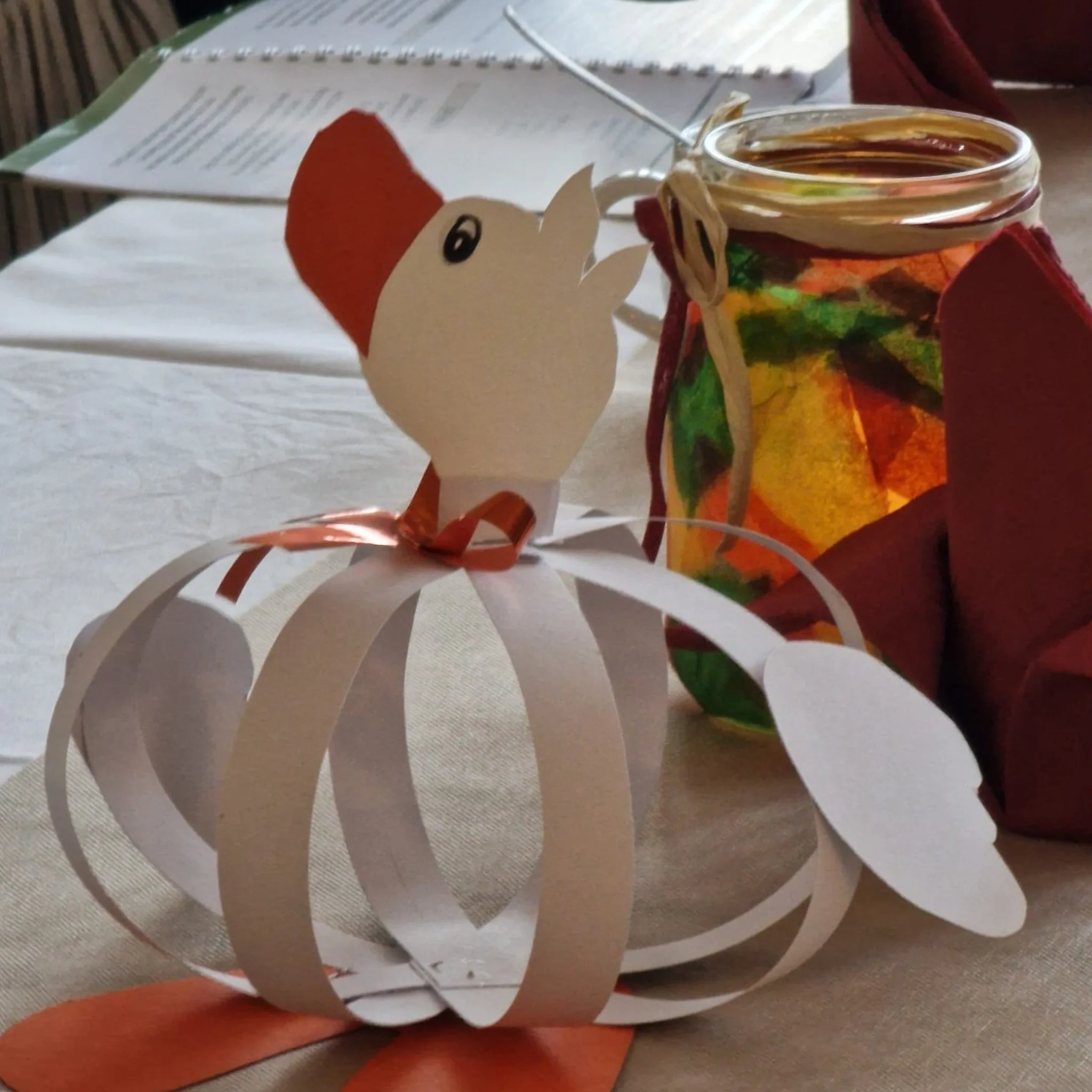 MARTINSFEST 🕯

Ein Licht, das geteilt wird, wird doppelt so hell. 🕯️
Zum Martinsfest durften wir erleben, wie die Kindergartenkinder mit ihren Liedern und ihrem L&auml;cheln die Herzen unserer Bewohner:innen zum Leuchten brachten. 💛👵👴
In der Hl.