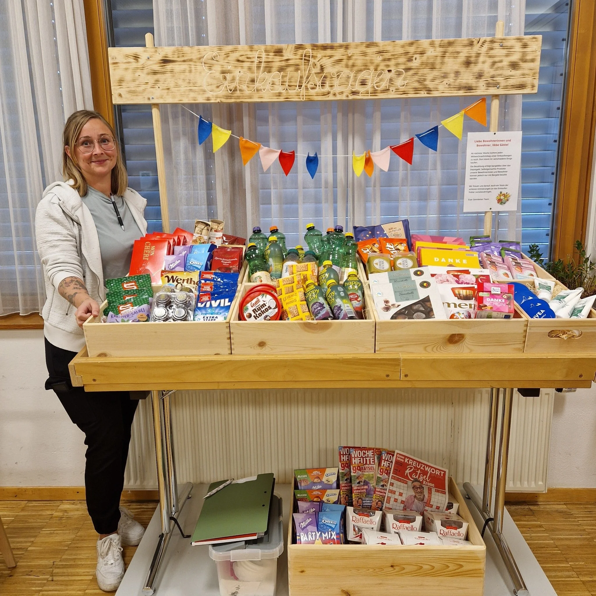 EINKAUFSWAGEN 🛒

Jeden Mittwoch haben unsere Bewohner:innen die M&ouml;glichkeit, selbst einzukaufen, ganz nach ihren eigenen W&uuml;nschen und Vorlieben.

Hanni k&uuml;mmert sich mit viel Herzblut darum, dass unser kleiner Einkaufswagen immer gut g