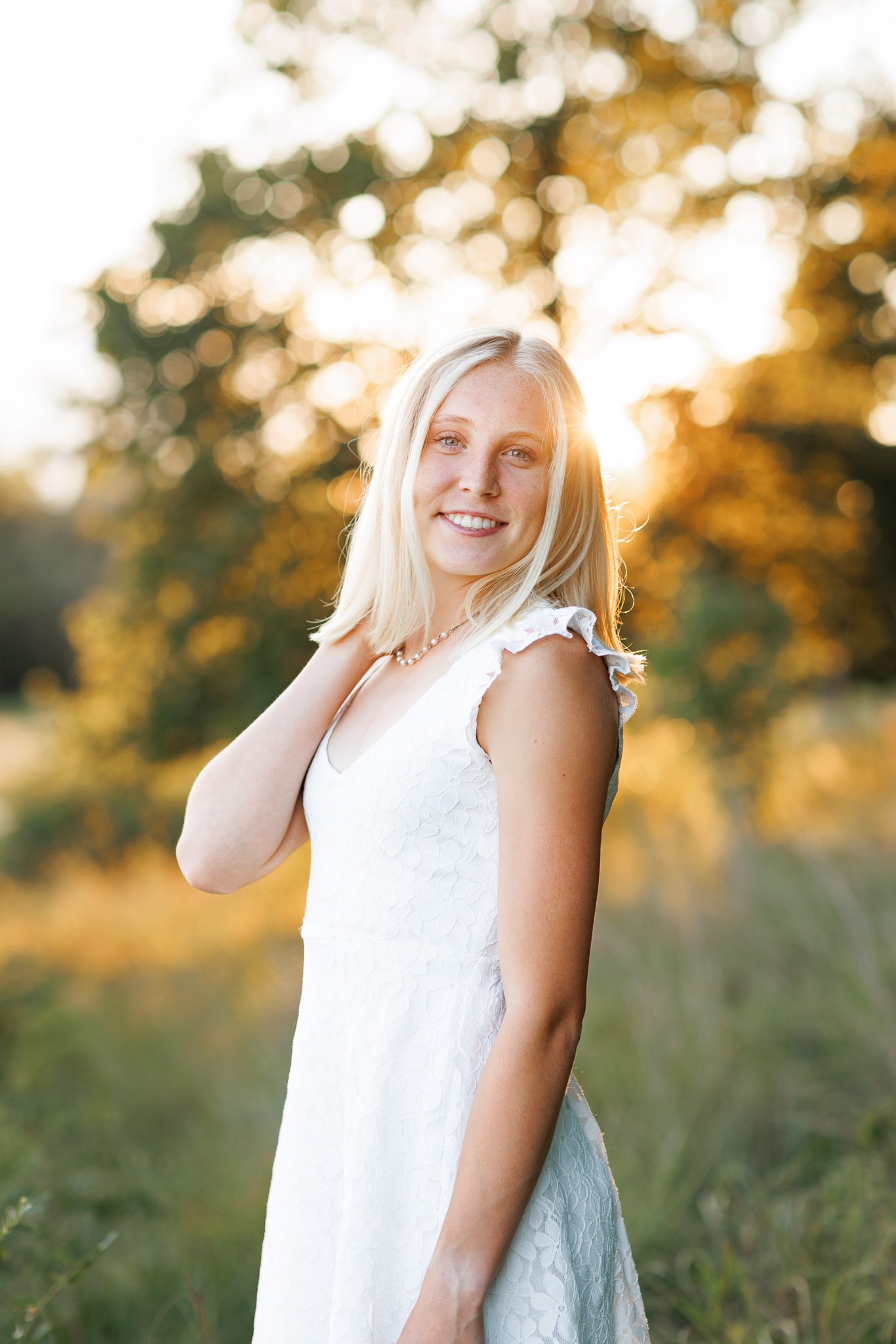 Senior girl pictures outdoor at golden hour in Minneapolis, Minnesota / AMG Photography