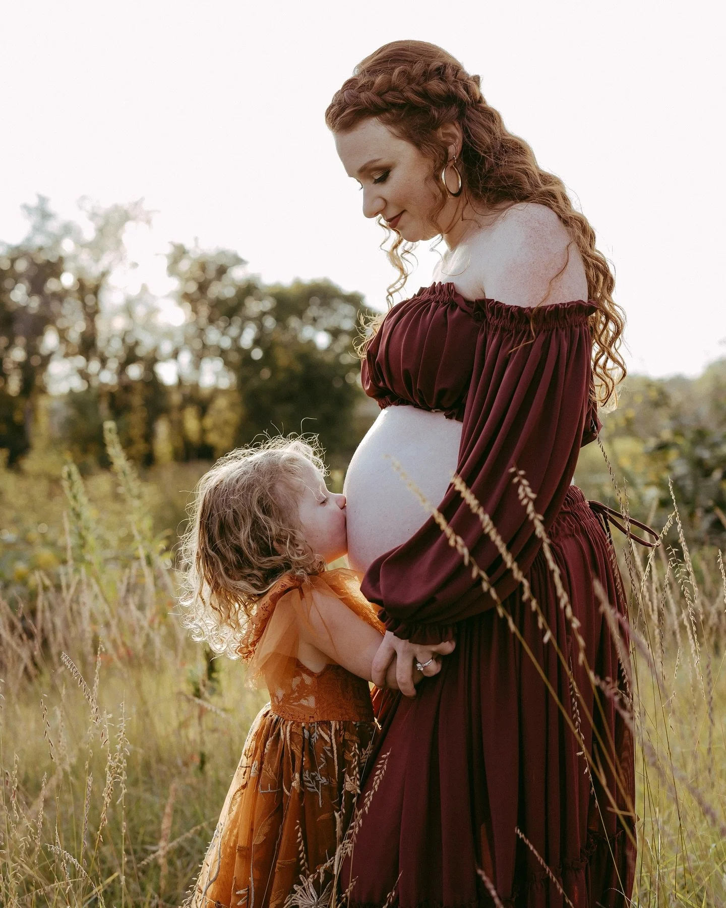 Did you know? My maternity photo sessions include your whole family! Whether we&rsquo;re outdoors or in my studio, we&rsquo;ll capture everything from cozy family cuddles to beautiful solo shots celebrating you!
.
.
.
MN maternity photographer, MN ma