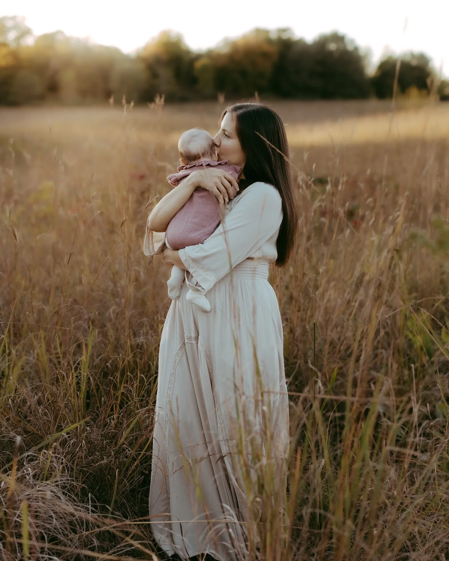 The golden fields were so lovely for this family&rsquo;s sweet session! With the seasons quickly changing, each session this busy season is looking so different from the last!
&bull;&bull;&bull;
Do you ever feel like you go blank when you arrive at a