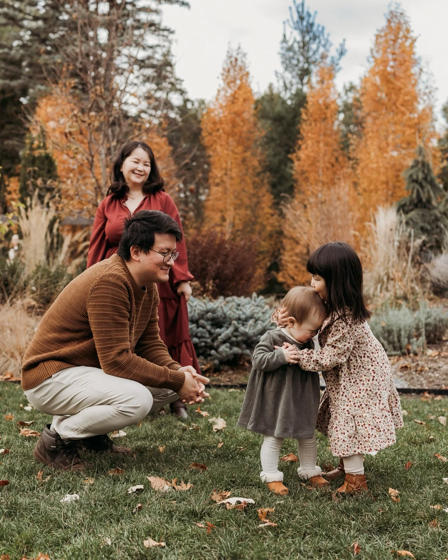 Some memories from a cozy fall day to warm our hearts during such a difficult time in our dear city. It&rsquo;s at times like these our photos remind us of what&rsquo;s most valuable in life and to share our love with others. ❤️
.
.
.
#mnfamilyphotog