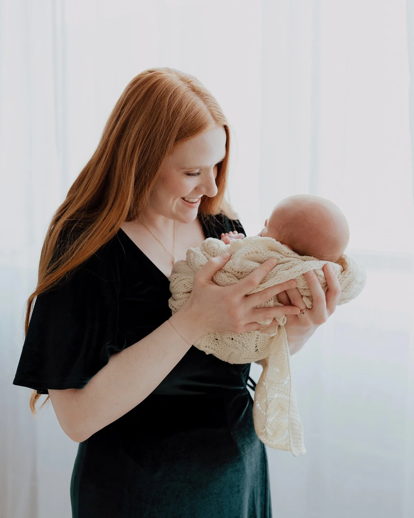 Happy Monday! For every session, I offer clients access to my curated list of stylists. These amazing women are there to make your session even more special and help you feel beautiful! This session was blessed by @heathermariemakeup, an amazing arti