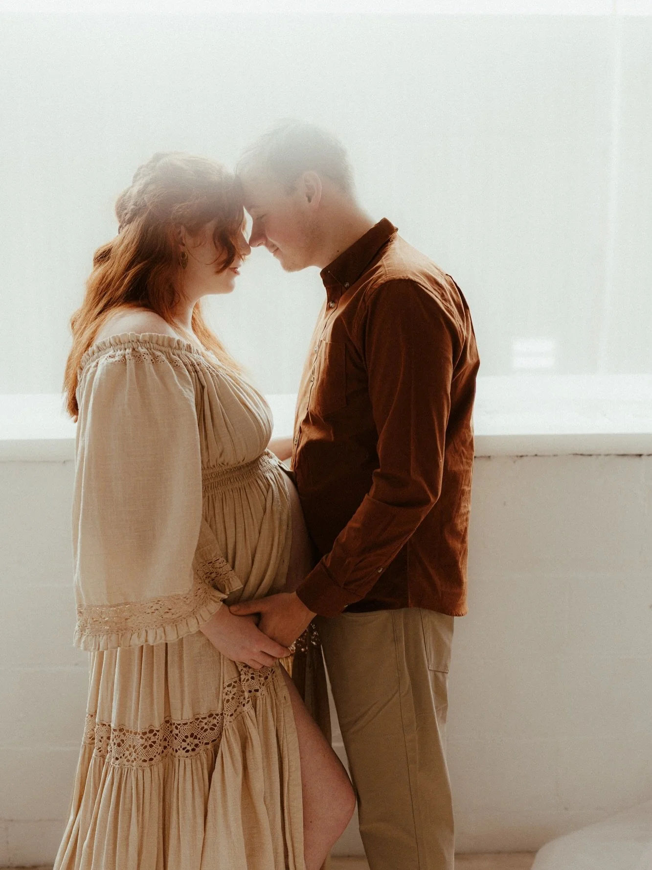 Winter is never over in Minnesota until we have a March blizzard, and that&rsquo;s certainly proven to be true today! I hope you&rsquo;re all staying warm and safe inside today. Enjoy these cozy studio maternity images from a gorgeous session a few w