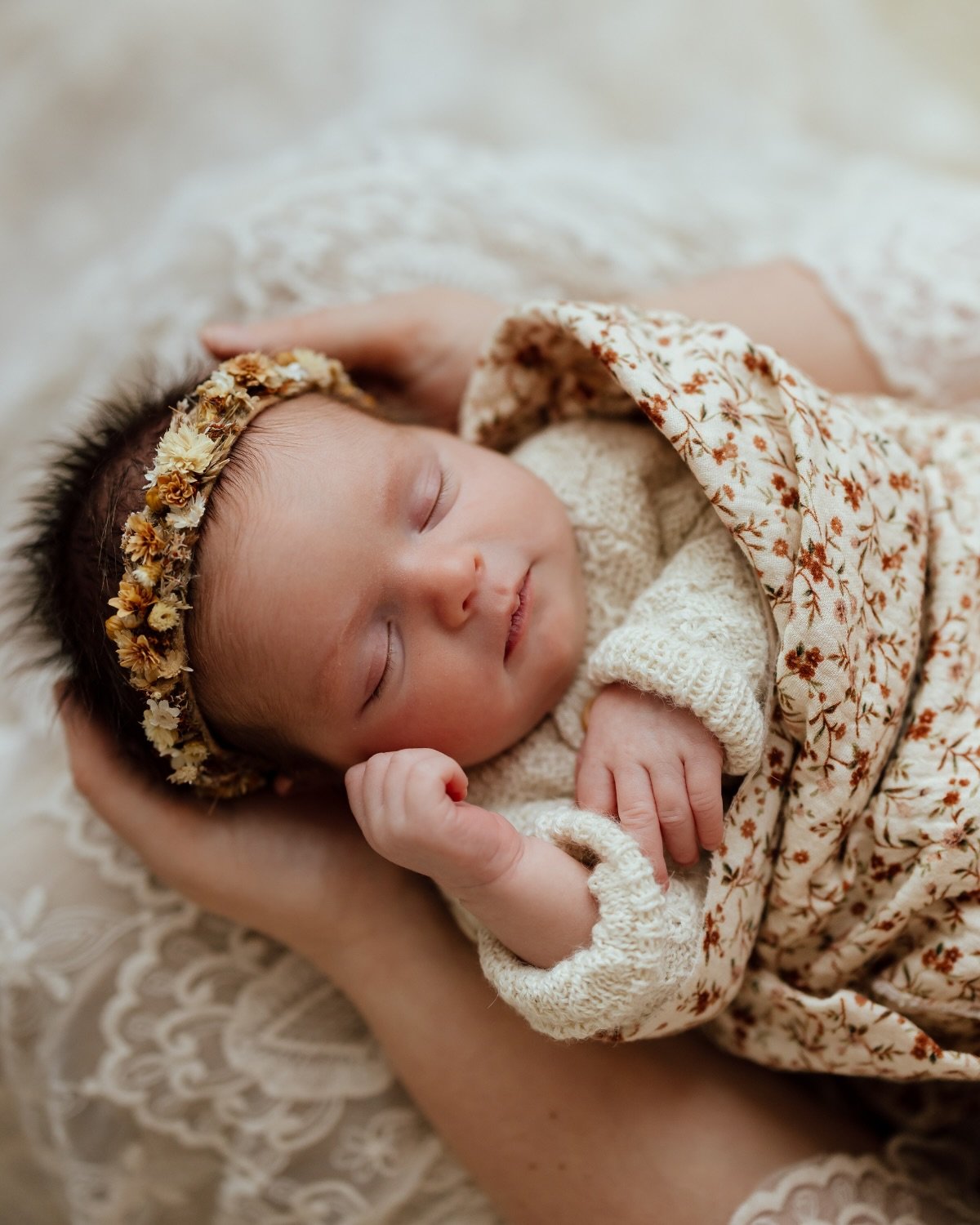 Sharing some beautiful images from a recent newborn session to let you all know that I am officially back in the office after a wonderful Ireland/Paris adventure! I&rsquo;m plugging away at editing this week, and I can&rsquo;t wait to be back in the 