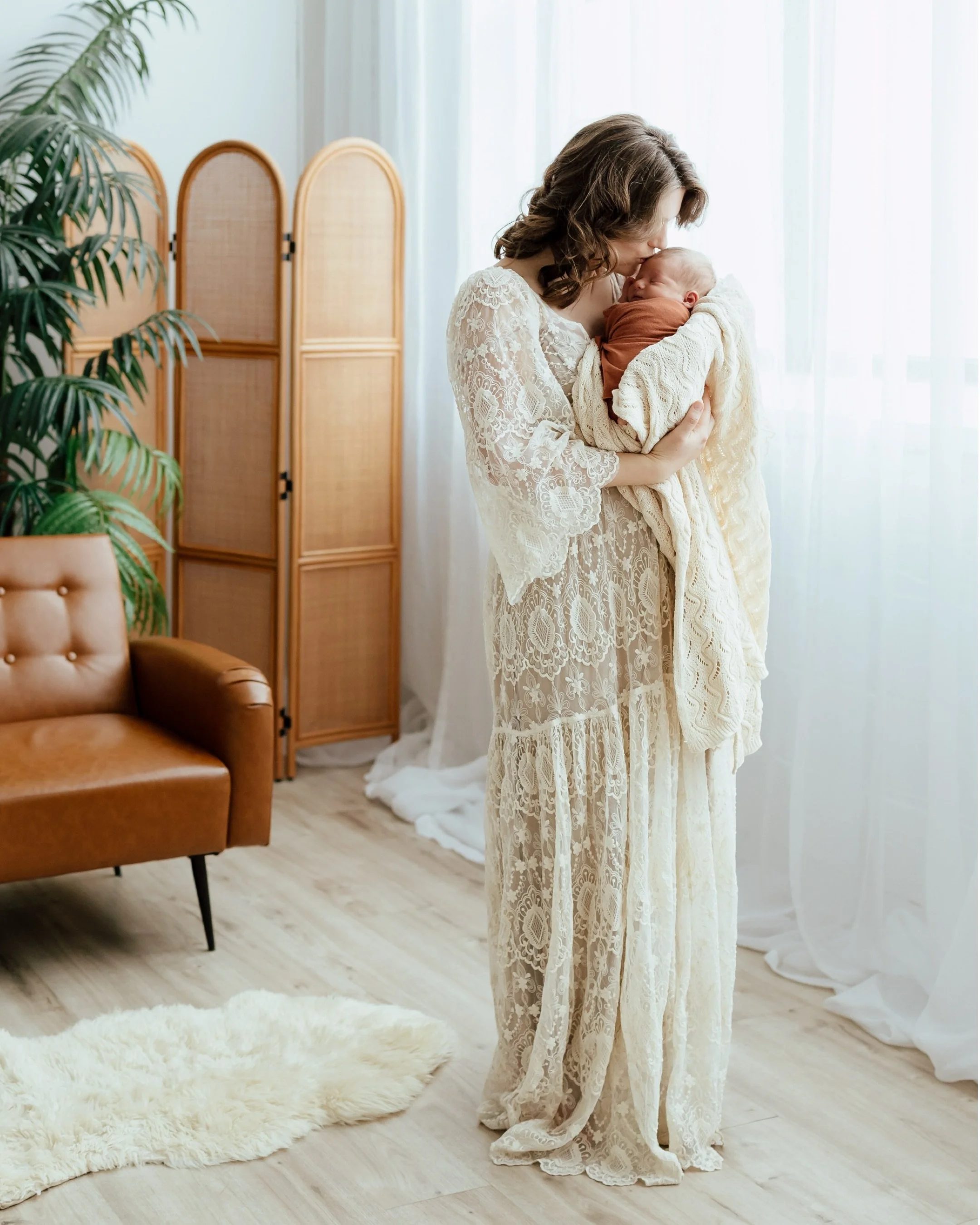 Cozy newborn photos for this cloudy Tuesday! I love when clients give me the opportunity to incorporate these autumnal tones in the studio year round! As summer approaches, I&rsquo;m so excited to share some outdoor images with you soon. Stay tuned! 