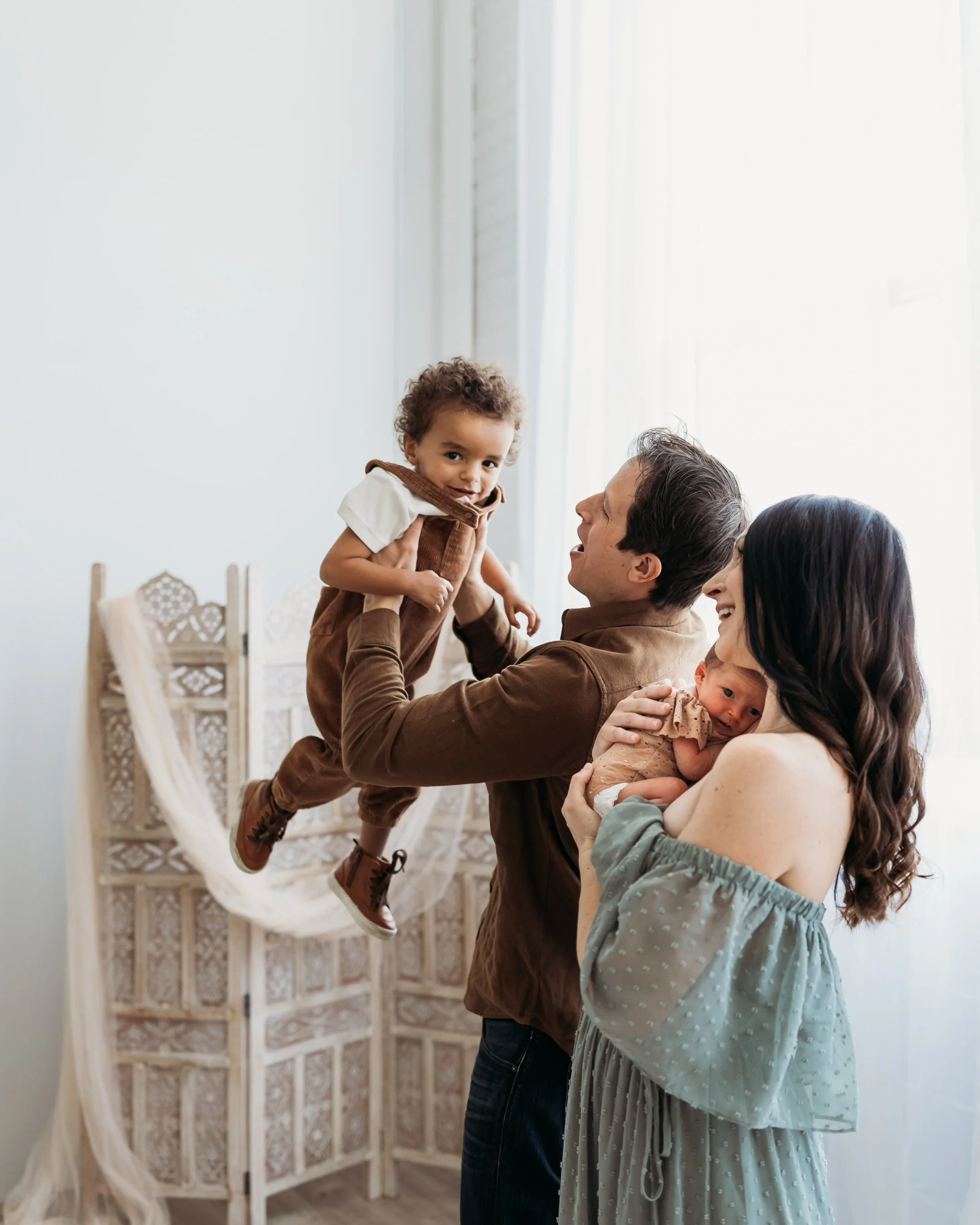 Springtime blues for this little one&rsquo;s newborn session! When you arrive at the studio, I have wraps, blankets, outfits, bonnets, and headbands all laid out for you to choose from for baby! I&rsquo;ll select pieces that will go with the outfits 