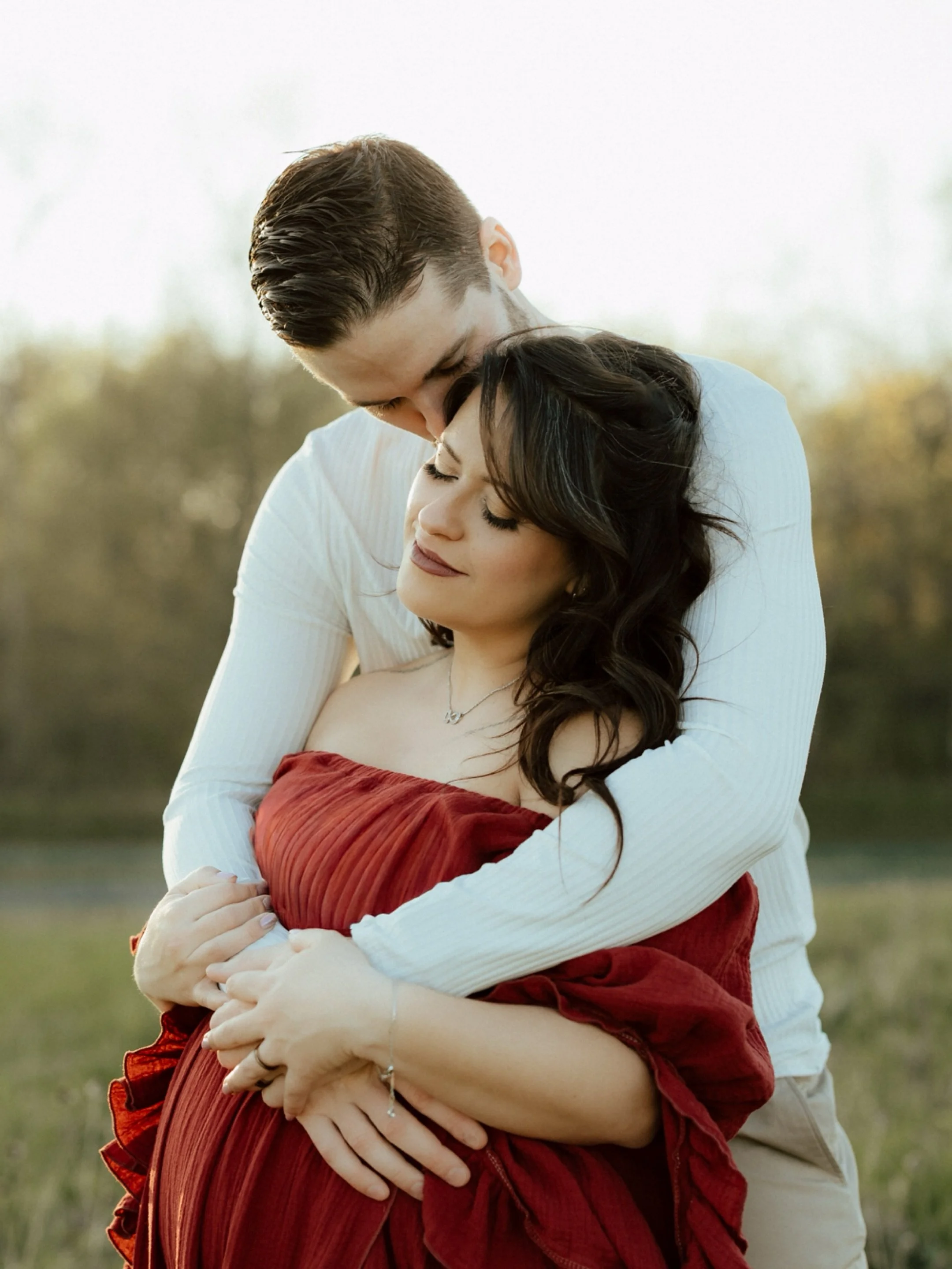 As a Minneapolis maternity and newborn photographer who has been serving families across the Twin Cities since 2014, I want you to know that I hear from mamas at 36, 37, and 38 weeks more often than you might think. Life gets busy. The weeks blur tog