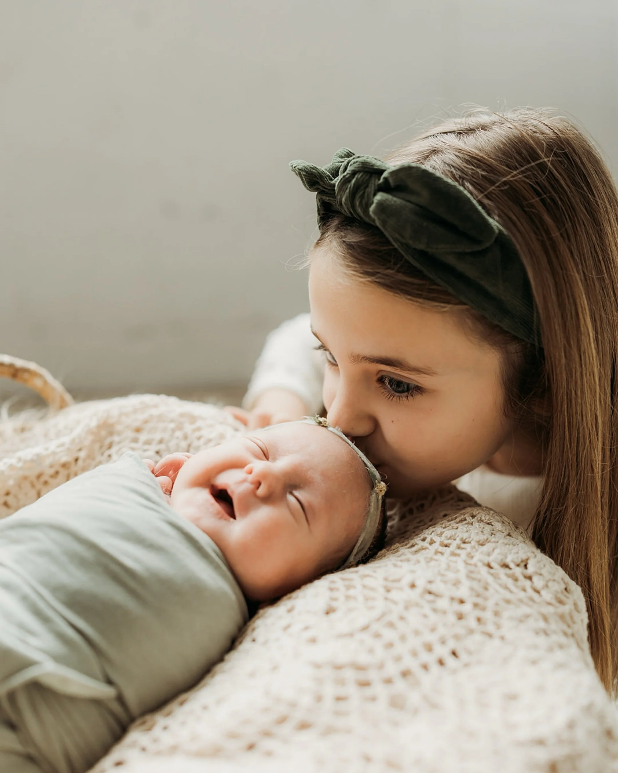 It&rsquo;s always special when we catch newborn smiles, and even more special when they&rsquo;re because of a sweet older sister! I love these special sibling moments! 🤍

.

MN newborn photographer, Minneapolis newborn photographer, Twin Cities newb