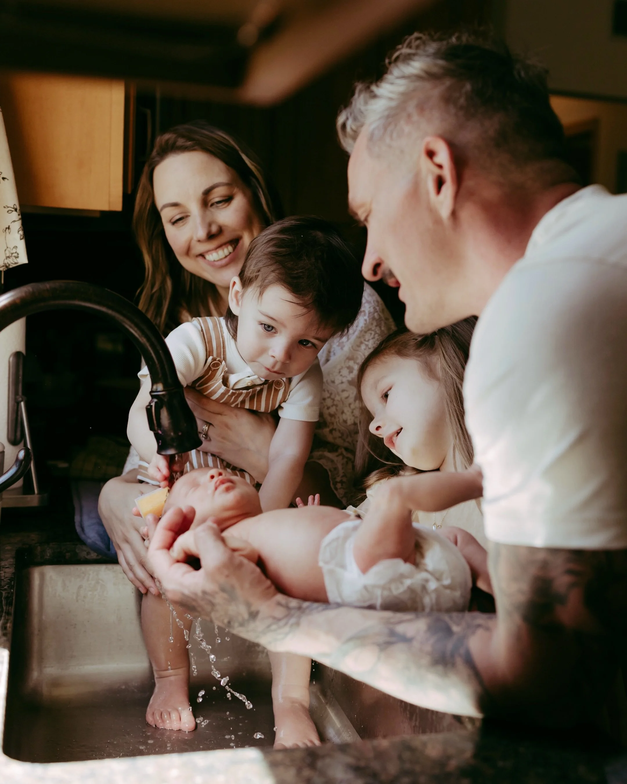 In home lifestyle newborn sessions are becoming a new love of mine. How lovely is it to capture all the real, raw, special moments you&rsquo;re sharing with your family in your own home? Older siblings giving baby a bath was the highlight of this ses