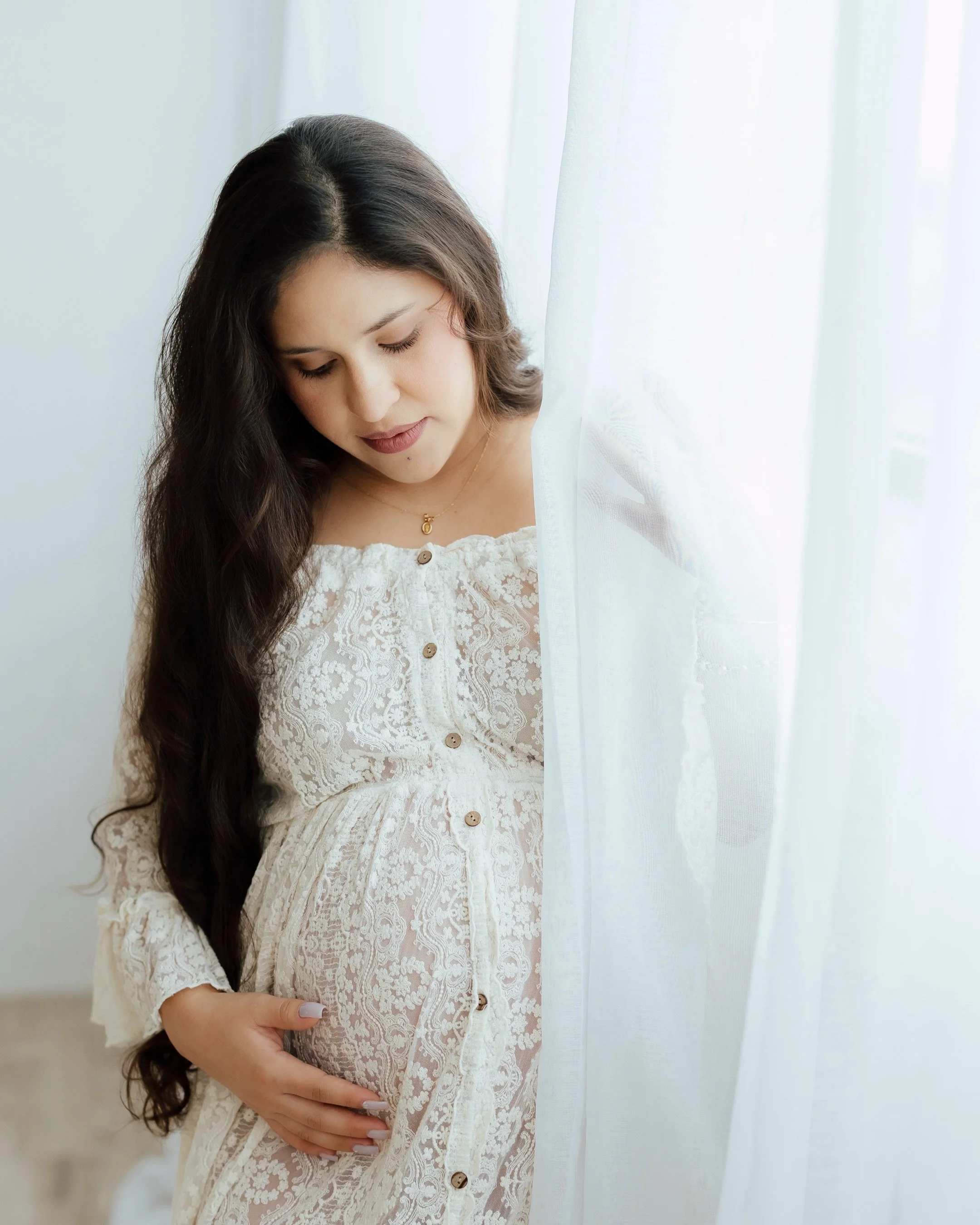 Studio maternity photo sessions are still alive and well during the summer! While I always love outdoor maternity sessions during these warmer months, opting for an indoor maternity session allows you to escape the heat and relax. No matter what your