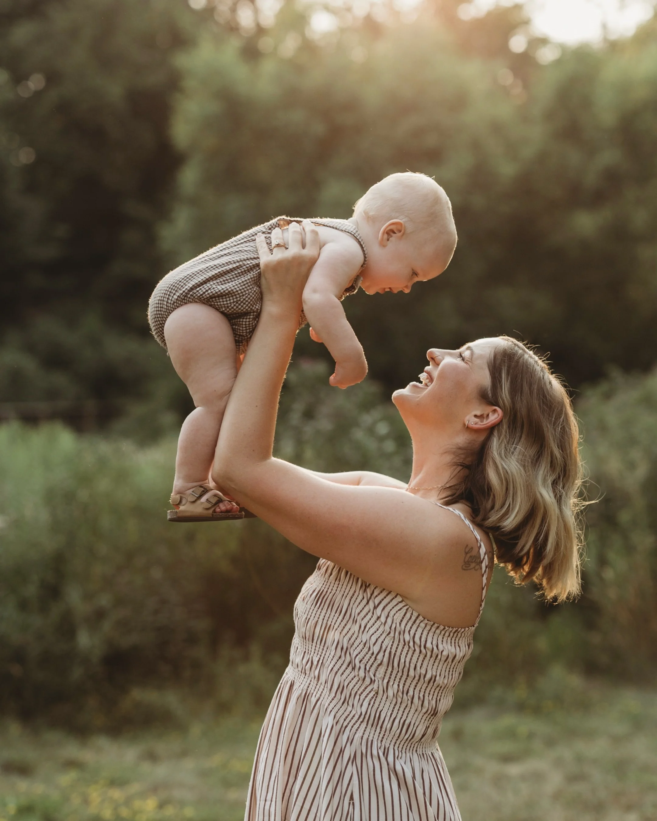 Summer is fading into Fall.  Can you feel it?  Back to school preparation, mornings are a little cooler,  dusk is coming earlier,  the sun is glowy and peaceful during golden hour.  Being a Minneapolis Family Photographer is one of my greatest joys! 