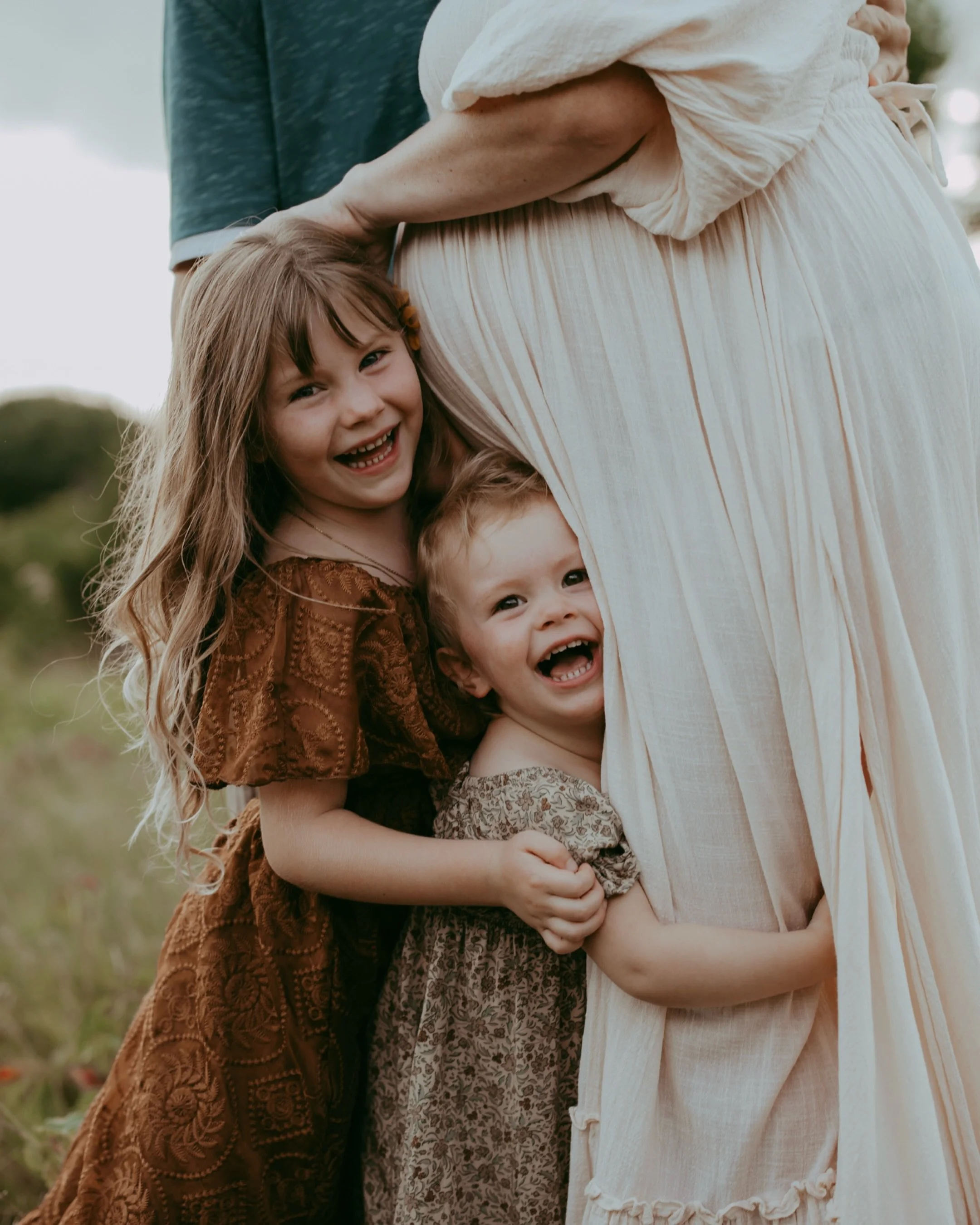 The most authentic images don&rsquo;t come from &ldquo;look at the camera and smile.&rdquo; They come from connection. 🤍

Here&rsquo;s how I evoke real, natural expression during a family maternity session &mdash; whether you&rsquo;re a photographer